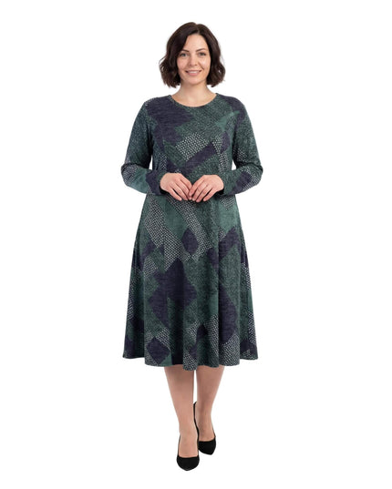 Масленозелена разкроена рокля с геометричен пачуърк принт, дълги ръкави и обло деколте, представена в цял ръст.