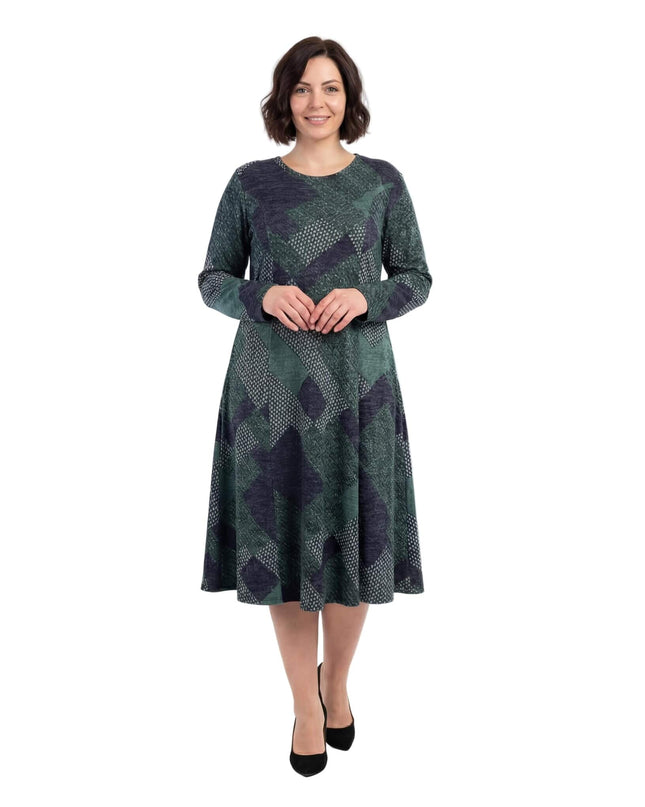 Масленозелена разкроена рокля с геометричен пачуърк принт, дълги ръкави и обло деколте, представена в цял ръст.