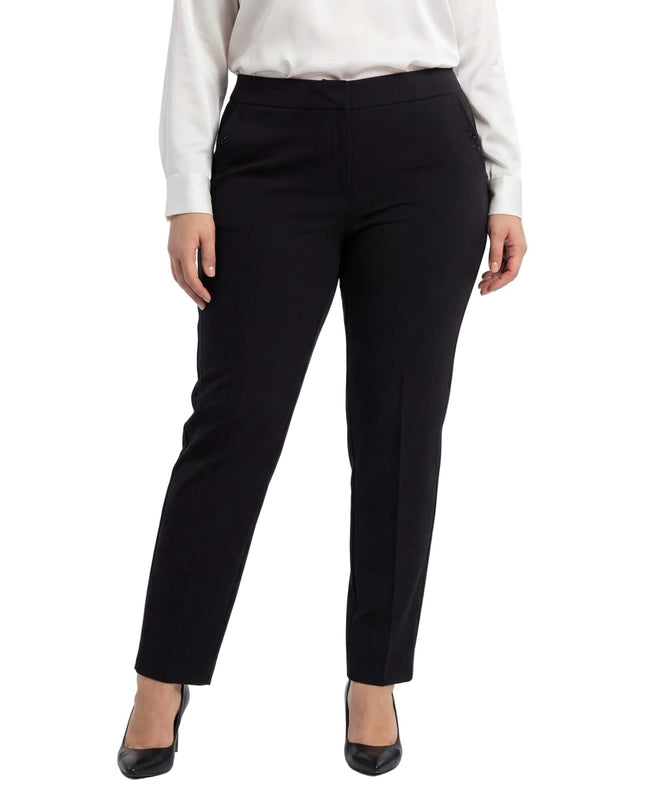 Официален черен панталон в големи размери, сниман отпред върху модел на бял фон. Виждат се правата кройка, страничните джобове и елегантната визия.