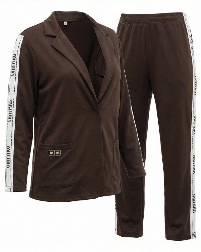 Кафяв официален дамски комплект от сако и панталон с бели декоративни ленти по ръкавите и крачолите, заснет на бял фон.