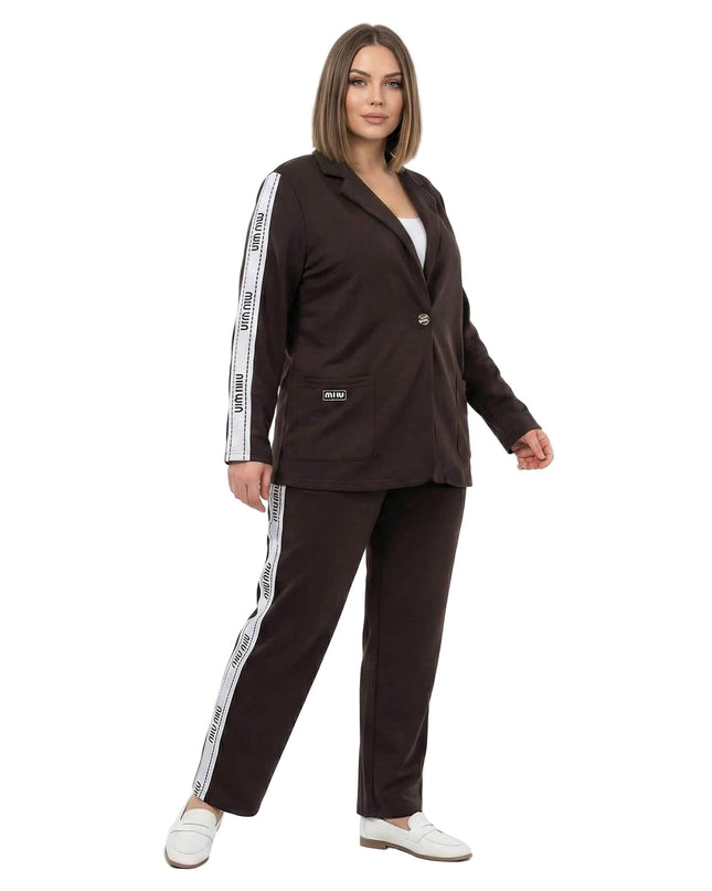 Официален дамски комплект от две части в кафяв цвят, декориран с бели ленти с надписи по ръкавите и панталона. Снимка в цял ръст на бял фон, демонстрираща кройката.
