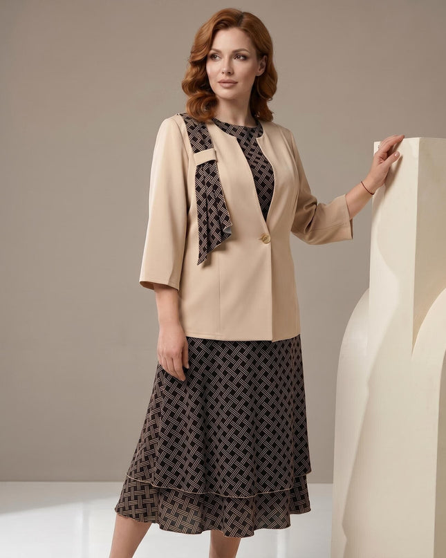 3/4 кадър на официален дамски костюм с рокля и сако в бежово. Вижда се детайлно геометричният принт на етажираната пола и акцентът на сакото.