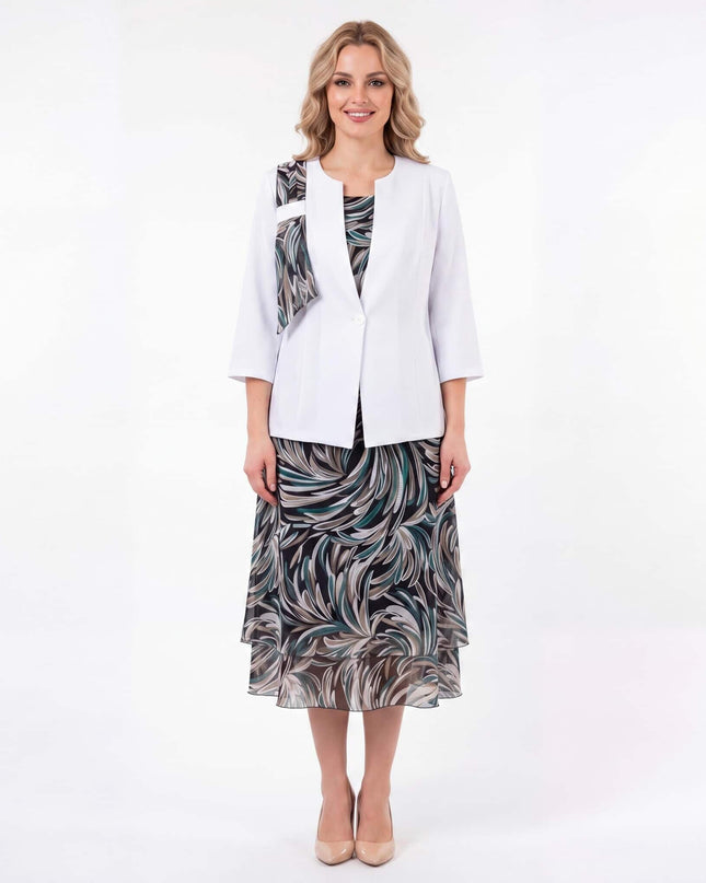Официален дамски костюм големи размери. Комплект от бяло сако с 3/4 ръкави и шарена шифонена рокля, показан в цял ръст на бял фон.