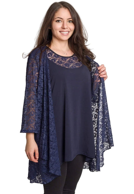 Официален комплект от тъмносиня туника и ефирно дантелено сако, представен в цял ръст на бял фон.