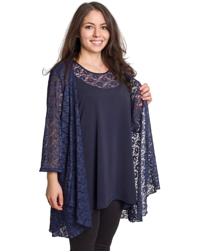 Официален комплект от тъмносиня туника и ефирно дантелено сако, представен в цял ръст на бял фон.