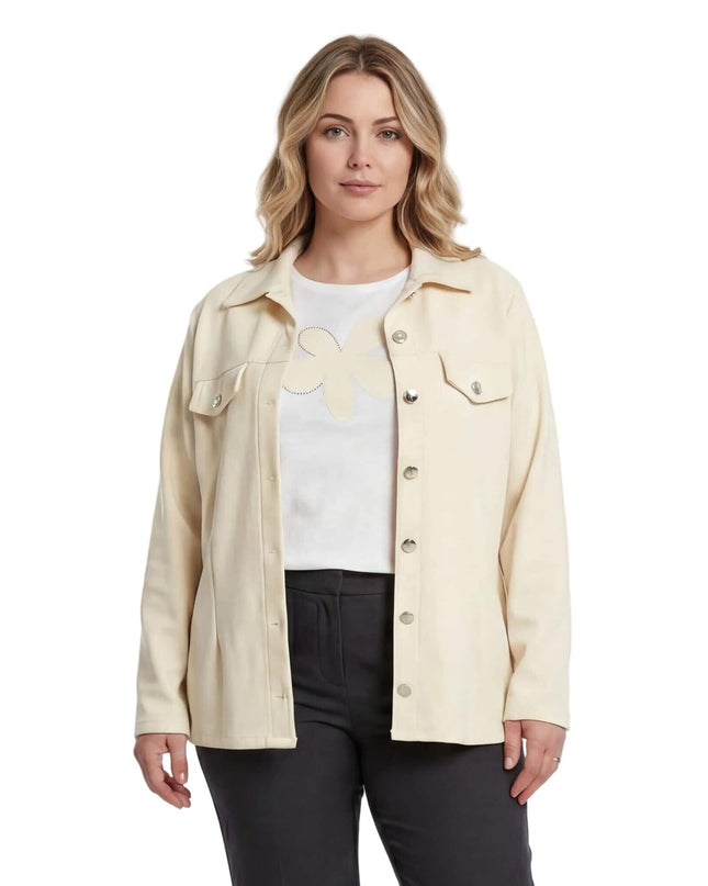 Официален макси сет от сако и блуза в цвят екрю, сниман отпред. Сакото е с класическа яка и предни джобове, съчетано с бяла блуза с декорация на цвете.