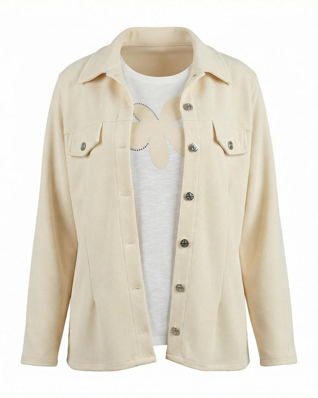 Елегантен макси сет от сако и блуза в цвят екрю, показващ текстурирана материя, предни джобове и декорация с цвете, заснет на бял фон.