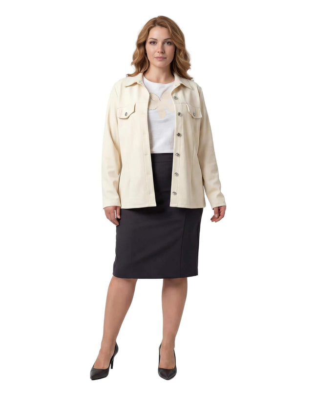 Официален дамски макси сет в цвят екрю, съчетаващ елегантно сако и блуза с декорация, представен върху модел в цял ръст.