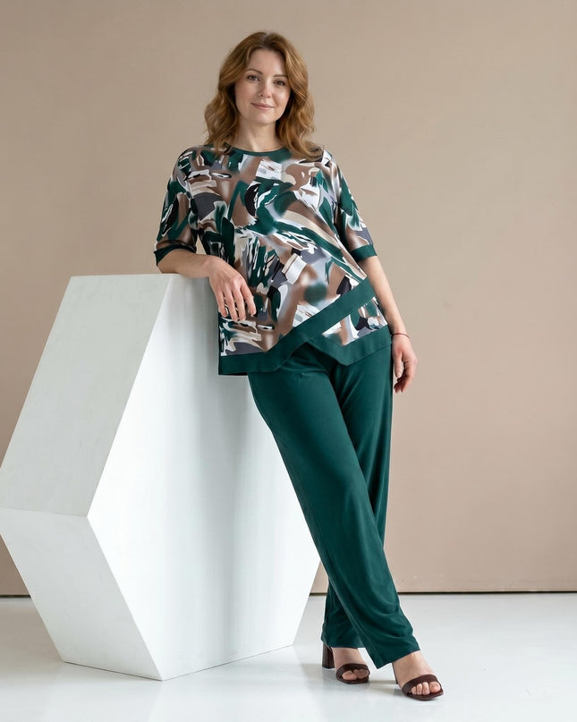 Официален масленозелен макси комплект туника и панталон. Кадър в цял ръст, разкриващ туника с абстрактен принт и асиметрична предна част.