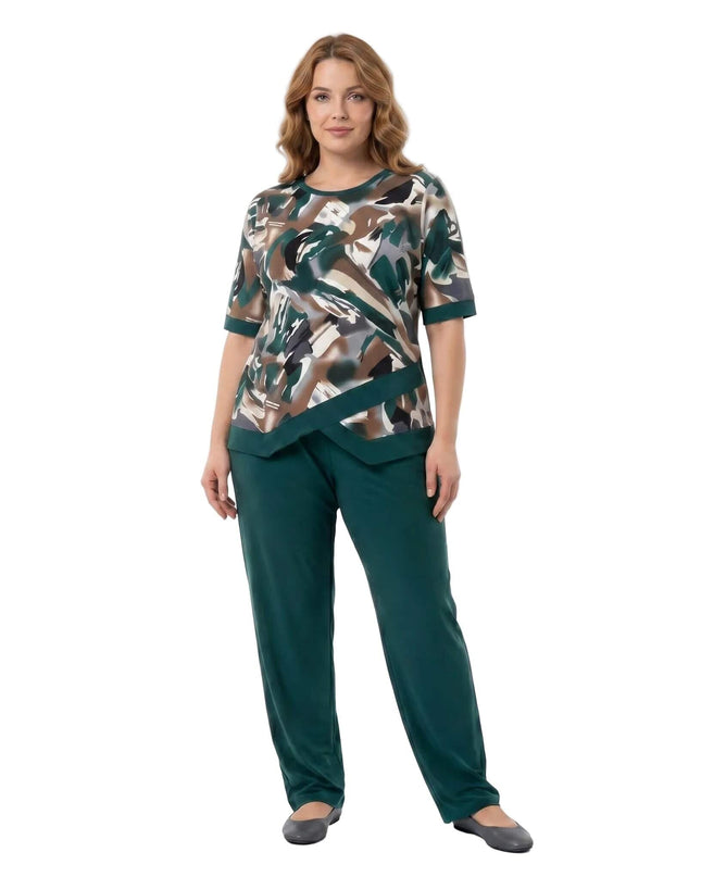 Официален масленозелен макси комплект туника и панталон в цял ръст на бял фон. Туниката има асиметрична кройка и абстрактен принт, а панталонът е прав.