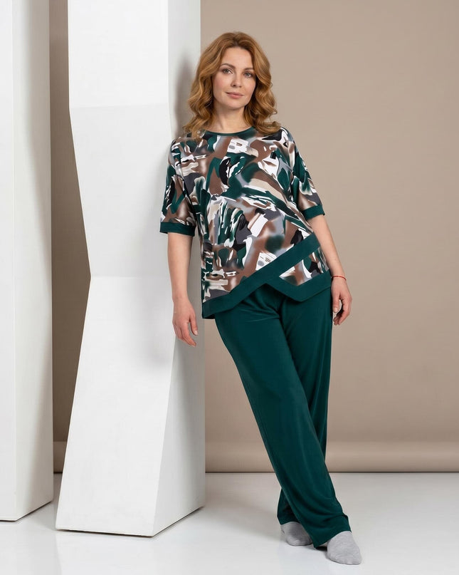 Дамски официален масленозелен макси комплект, включващ туника с абстрактен принт и прав панталон, представен в цял ръст.