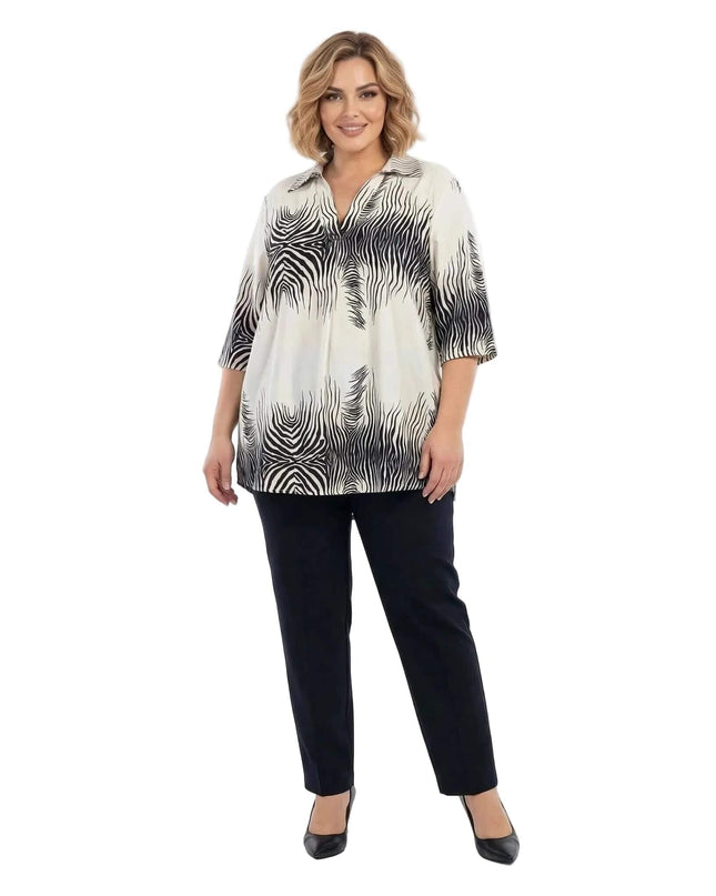 Официална бежова макси риза с черен абстрактен принт и остро деколте, показана в цял ръст на бял фон.