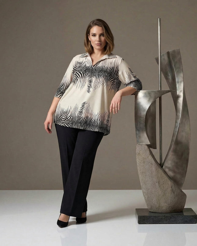 Елегантна бежова макси риза с черен абстрактен принт и остро деколте, представена от модел в цял ръст.