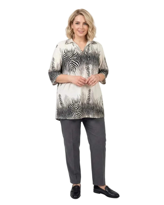 Официална бежова макси риза с V-образно деколте и абстрактен черен принт, заснета в цял ръст.