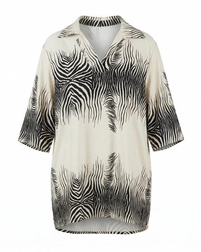 Официална бежова макси риза с остро деколте и черен абстрактен принт, заснета отпред на бял фон.