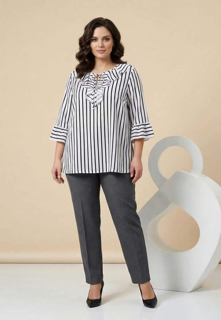 Официална бяла туника на тъмносиньо райе с разкроени ръкави - кадър в цял ръст.