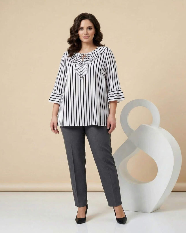 Официална бяла туника на тъмносиньо райе с разкроени ръкави - кадър в цял ръст.