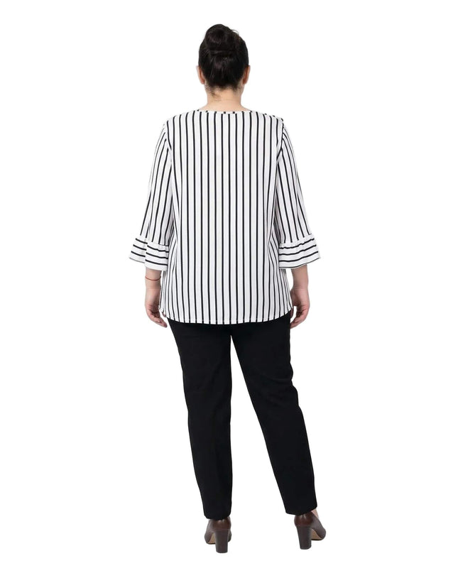 Изглед отзад на елегантна бяла туника с вертикално тъмносиньо райе и разкроени ръкави, комбинирана с черен панталон.