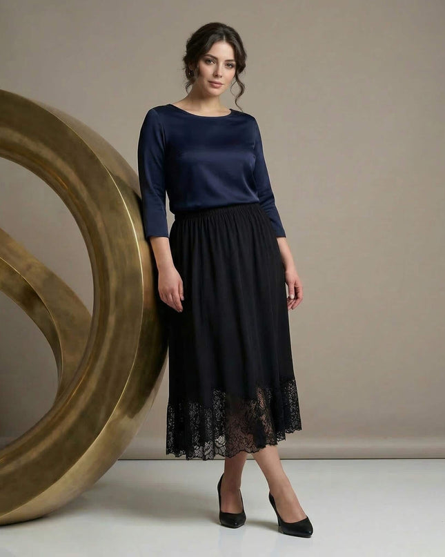 Официална черна разкроена пола с широк панел от прозрачна дантела по подгъва, кадър в цял ръст на модел.