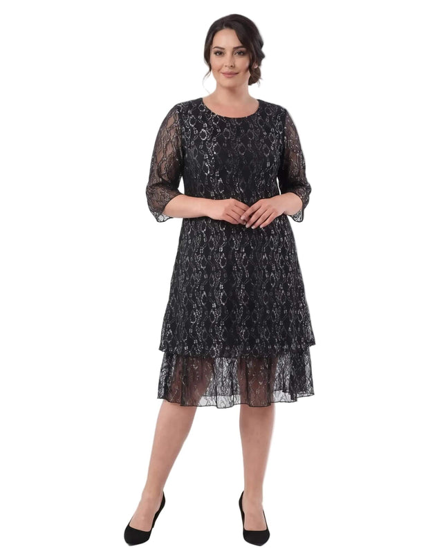 Официална черна макси рокля с ефектна прозрачна дантела и 3/4 ръкави, представена отпред в цял ръст на бял фон.