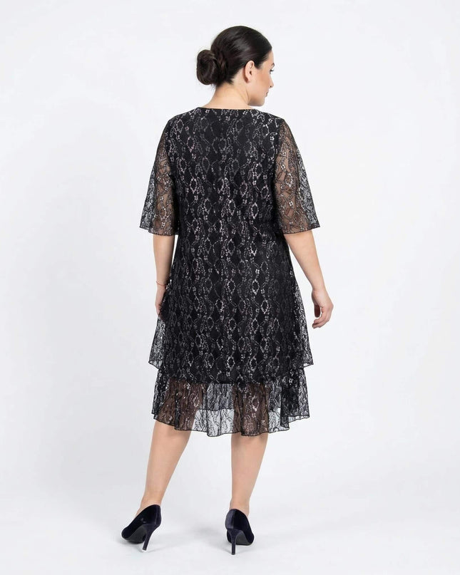 Изглед отзад на официална черна макси рокля с ефектна дантела и прозрачни 3/4 ръкави. Елегантната визия е представена на бял фон.