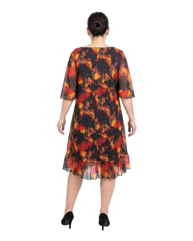 Официална черна макси рокля с шифон и огнен принт големи размери. Изглед отзад, разкриващ прозрачните ръкави и подгъва с волан.