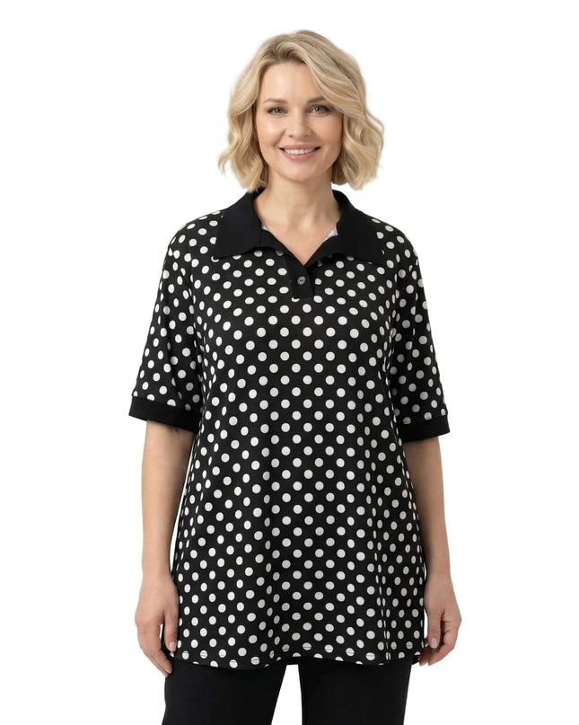 Официална черна макси туника на бели точки с контрастна якичка и къси ръкави. Елегантен модел, заснет отпред на бял фон.