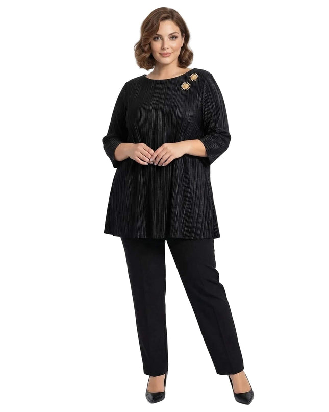 Официална черна макси туника от плисиран солей с 7/8 ръкави и златна брошка, показана в цял ръст на бял фон.