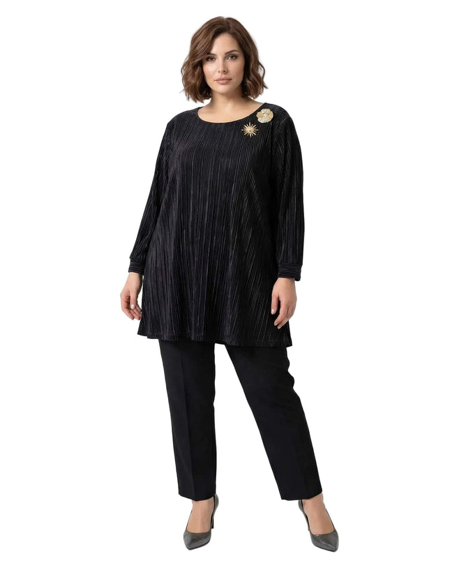 Официална черна макси туника от плисиран солей със златна брошка и 7/8 ръкави, показана в цял ръст.