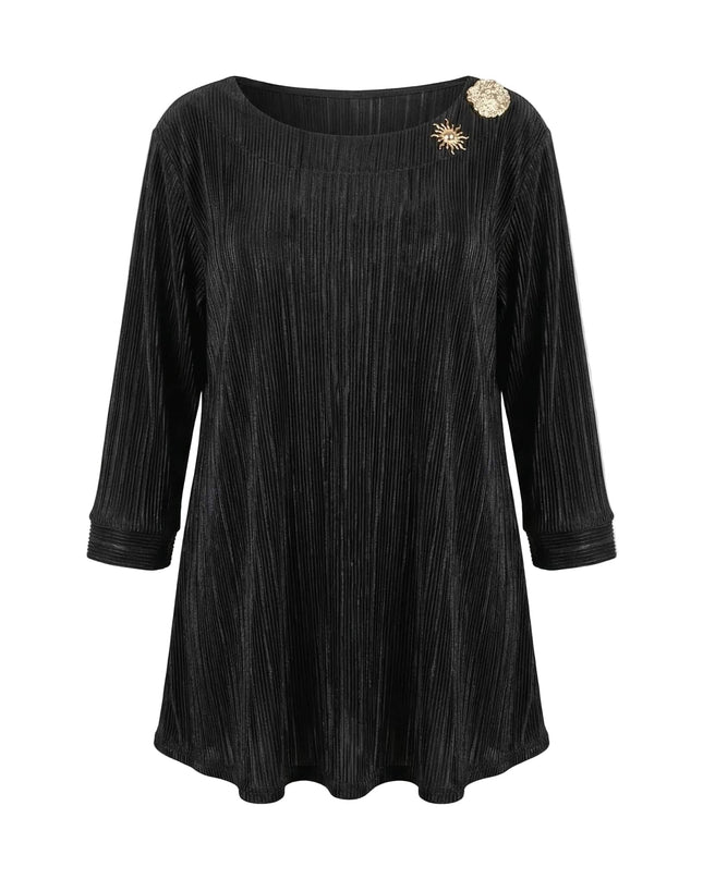 Официална черна макси туника от плисиран солей със златиста брошка и 7/8 ръкави, заснета на бял фон.