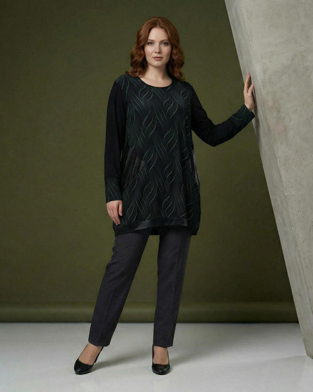 Официална черна макси туника с джобове от еко кожа и десен с фини зелени вълни. Снимка на модел в цял ръст, показваща свободната кройка.