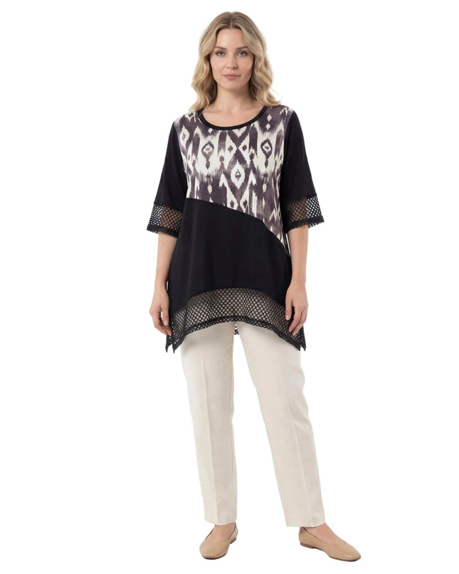 Официална черна макси туника с абстрактен принт, мрежести детайли и асиметрична кройка, представена в цял ръст на бял фон.