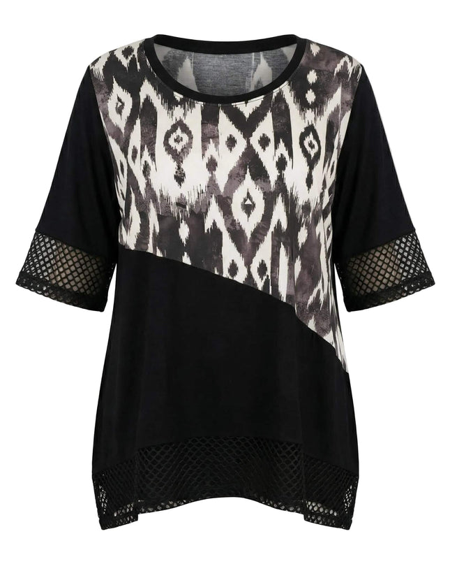 Официална черна макси туника с ефектен абстрактен принт, мрежа по ръкавите и асиметричен подгъв на бял фон.