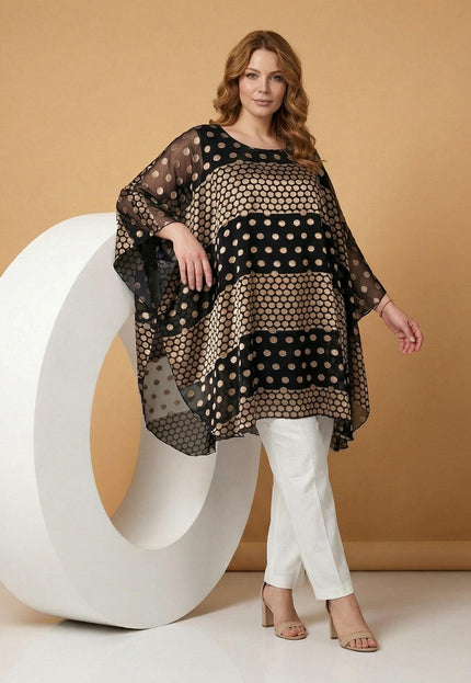 Официална черна макси туника тип пончо от шифон със златисти точки и асиметричен подгъв, представена в цял ръст.