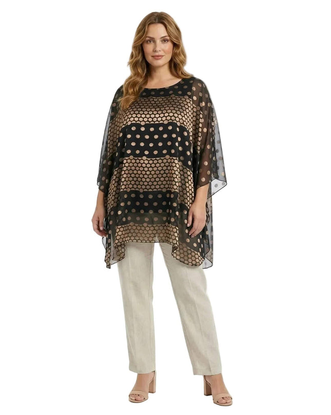 Официална черна макси туника тип пончо с шифон на златисти точки в цял ръст отпред на бял фон.