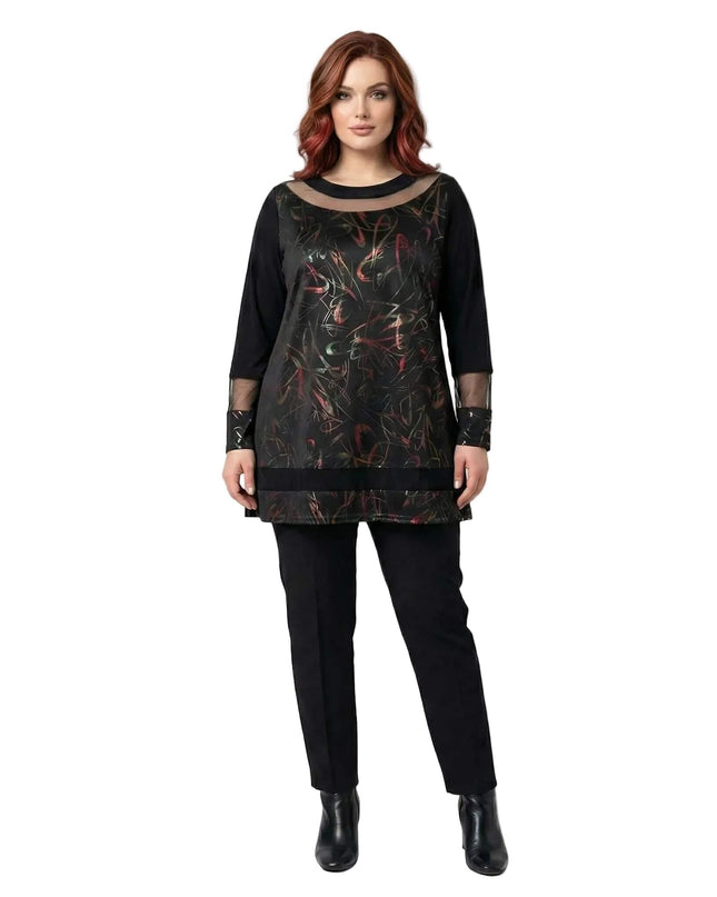 Официална черна туника големи размери с абстрактен принт и ефектно прозрачно деколте, представена отпред в цял ръст.