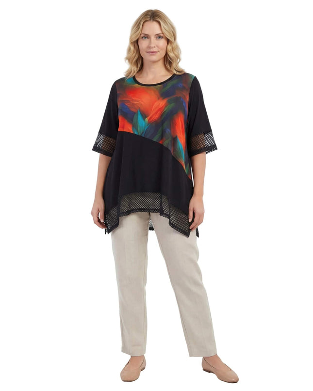 Официална черна туника големи размери с цветен абстрактен принт и мрежести акценти, показана отпред в цял ръст на бял фон.