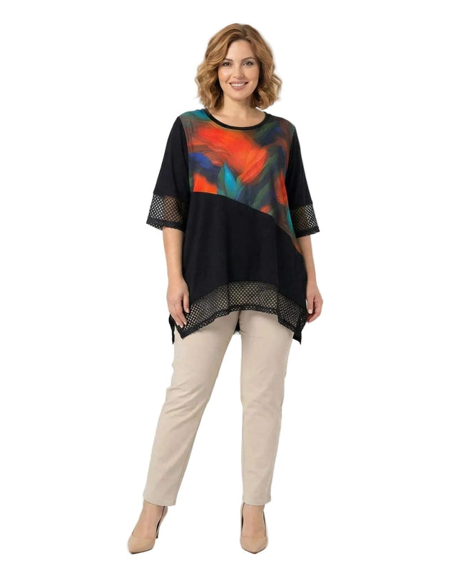 Снимка в цял ръст на бял фон на официална черна туника големи размери с цветна абстрактна платка, мрежа по ръкавите и асиметричен подгъв.