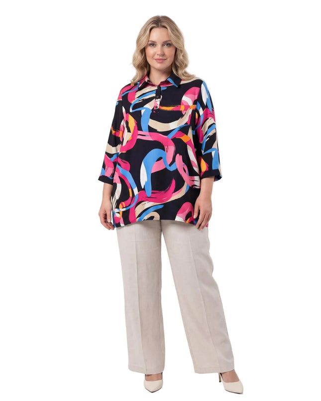 Официална дамска макси риза с шарен десен и широки ръкави, показана отпред в цял ръст на бял фон.