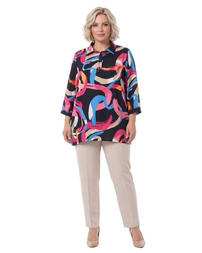 Официална дамска макси риза с шарен десен и широки ръкави в цял ръст на бял фон.