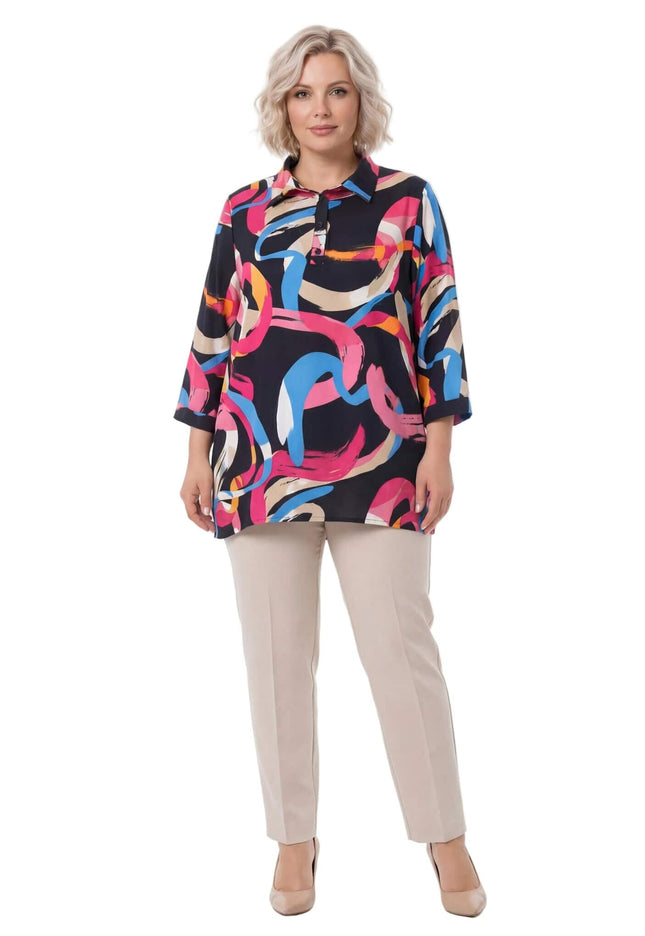 Официална дамска макси риза с шарен десен и широки ръкави в цял ръст на бял фон.