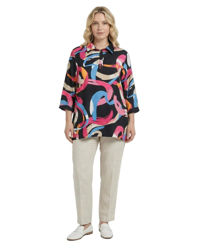 Официална дамска макси риза с абстрактен шарен десен, якичка и широки 7/8 ръкави, представена от модел в цял ръст.