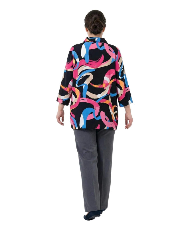 Официална дамска макси риза с ярък шарен абстрактен десен и 7/8 ръкави, изглед отзад на бял фон.