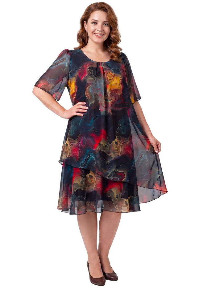 Официална лятна макси рокля от шифон с ярък шарен абстрактен десен, обло деколте и къси ръкави, представена в цял ръст.