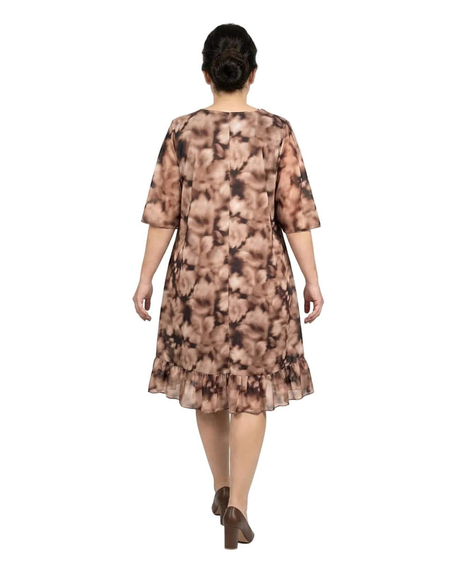 Изглед отзад на официална макси рокля от ефирен шифон с преливащ десен в кафяво и подгъв с волан, заснета в цял ръст на бял фон.