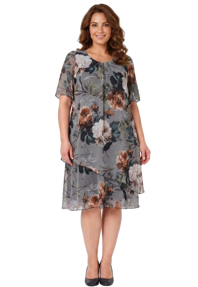 Официална макси рокля от шифон с едър флорален принт и разкроени ръкави. Изглед отпред в цял ръст на бял фон.