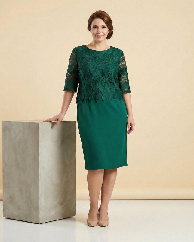 Официална макси рокля в масленозелен цвят с дантелена горна част и 3/4 ръкави, заснета в цял ръст.