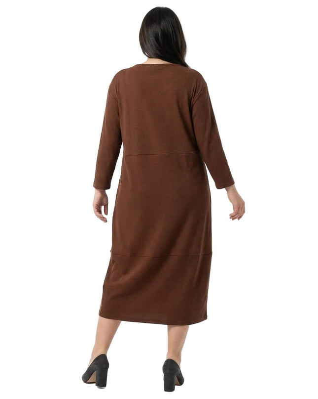 Изглед отзад в цял ръст на кафява официална макси рокля, показващ свободно падащата кройка и ръкавите на бял фон.