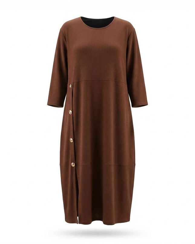 Елегантна официална макси рокля в кафяво с обло деколте и декоративни копчета, заснета отпред на бял фон.