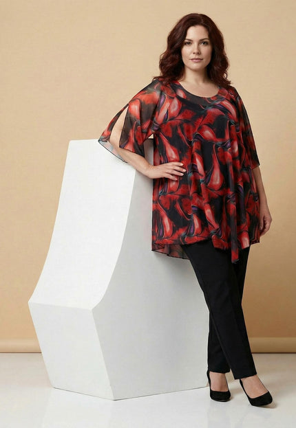 Официална макси туника от цветен шифон в червено и черно, с асиметрична кройка и ефирни цепки на ръкавите, представена в цял ръст.